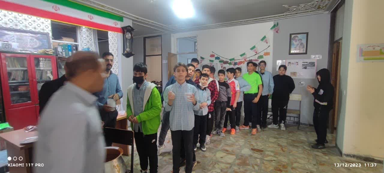 *پخش نذری (لوبیا) بین کلیه ی کلاسها دانش آموزان در دهه اول فاطمیه